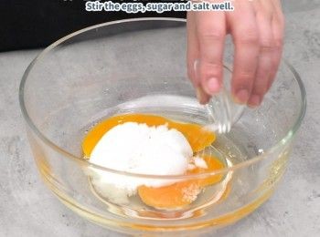 step1: 雞蛋、砂糖、鹽攪拌均勻。
Stir eggs, sugar and salt well.