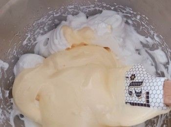 step3: 分3次將蛋白霜加入蛋糊內，拌勻