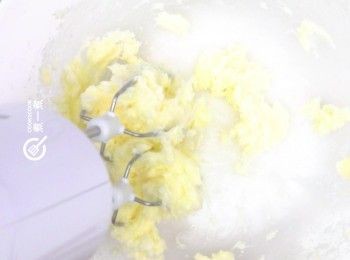 step2: 牛油加糖打混至完全混合
Beat butter and sugar together until soft and pale in color