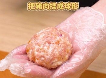 step7: 把豬肉分成揉成球形
Divide the pork mixture into small balls.