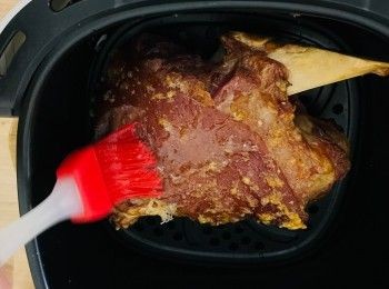 step8: 在豬手表面均勻塗上蜜糖、翻面，以200度氣炸豬手2分鐘至蜜糖乾身即可。