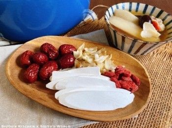 step2: 將材料分別浸水，洗淨；紅棗去核；陳皮浸軟，刮去囊。