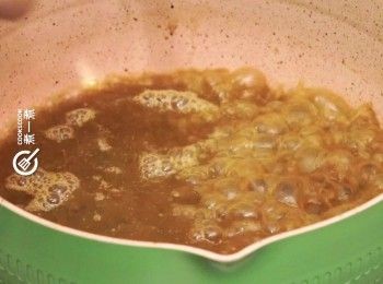 step5: 用少許油炒香白咖喱粉，下湯煮至溶化
Stir fry white curry powder with a little oil until fragrant. Add chicken broth and boil until completely dissolved.