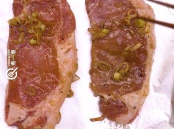 step6: 豬扒平鋪在烤盤上，在豬扒上面放<span class="group_2">醃料</span>
Place the pork chops on a baking tray and spread the marinade on top.