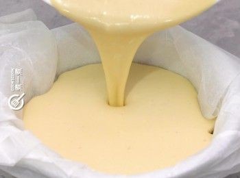 step9: 注入焗模內
Pour the mixture into the baking tin.