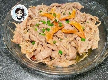 step5: 隔水蒸一般蒸15至18分鐘，蒸好後灑上蔥花，臨食將肉汁拌勻豬頸肉，即完成。