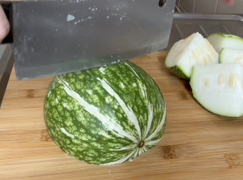 step1: 洗乾淨魚翅瓜，切半，每邊再一開四