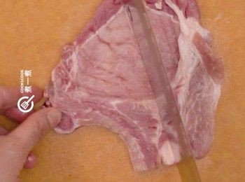 step1: 用刀背拍鬆豬扒
Tenderize the pork chops with the back of a knife.