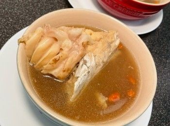 step2: 用另一個較大嘅鍋，用薑片略煎一煎魚頭，贊酒後加入燉湯煮滾後，再燉1小時，取出魚頭湯，加入已浸軟的杞子，煲約15-30分鐘，加鹽調味，即完成川芎白芷天麻燉魚頭鍋。