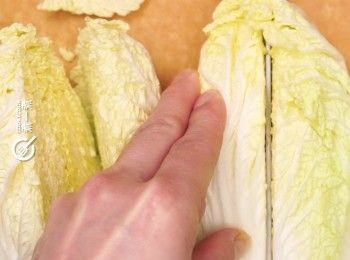 step1: 娃娃菜直切一開二
Cut baby Chinese cabbage in half.