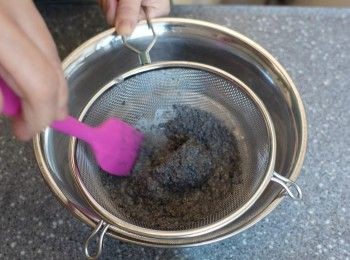 step3: 芝麻漿過篩 與馬蹄粉水拌好