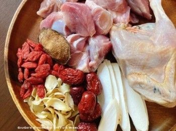 step1: 豬𦟌及鷓鴣汆水，洗淨，豬𦟌切小塊；備用。