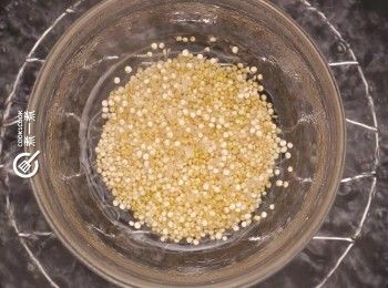step1: 將1湯匙藜麥及2湯匙水拌勻，隔水中火蒸10分鐘
Mix 1 tbsp quinoa with 2tbsp water. Steam over medium heat for 10 minutes.