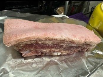 step4: 然後將砂糖、五香粉、雞粉…預先拌勻
在五花腩（肉既位置）搽上玫瑰酒及預先拌勻既醃料
盡量搽勻整件五花腩肉既部分
《豬皮不要沾到任何醃料 需用抹手紙保持豬皮表面乾爽》