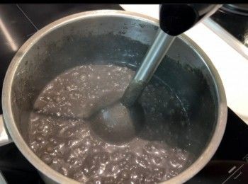 step7: 用手提攪拌器或普通攪拌機將它打成幼滑的黑芝麻糊。