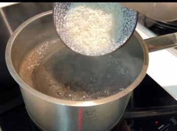 step5: 加入已浸泡的米。