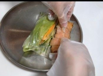 step12: 鋪上煙三文魚，卷起。