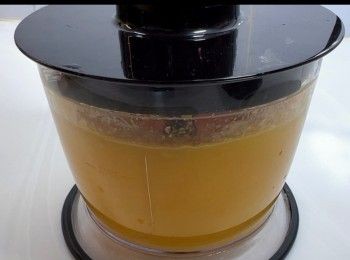 step1: 原隻大芒果一個約650克，起肉後重量為450克。
將450克的芒果肉打蓉。