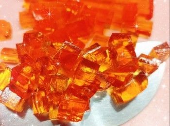 step2: <span class="group_1">士多啤梨啫喱</span>： 1. 魚膠粉加入水中（8 ml；拌勻後，靜置5分鐘，待魚膠粉完全吸水膨脹），用熱水坐溶（如直接用熱水開溶，魚膠粉會容易結塊），攪拌至魚膠粉完全溶解 2. 啫喱粉溶於熱水中，攪拌至完全溶解後，加入魚膠粉水，拌勻 3. 最後，加入室溫水（32 ml），拌勻 4. 然後倒入模具中（先舖上保鮮紙），放進雪櫃冷藏至凝固，脫模，切粒，放進雪櫃冷藏，備用