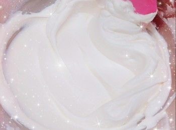 step11: 完成後，先將蛋糕模在已墊枱布的桌面上（距離桌面大概10 cm）輕摔兩下（使熱氣散走，防回縮），然後馬上倒扣放在物件上（如不倒扣會回縮，中間一定會凹下去，無法撐起，倒扣是利用地心吸力的幫助，維持整個蛋糕該有的高度和形狀）2. 放涼至蛋糕完全冷卻後，即可脫模（完全冷卻的蛋糕才可以定型；成功的狀態是放涼後沒回縮，沒凹底）