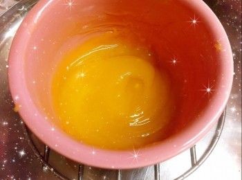 step3: 然後隔水加熱（將器皿放入沸水中，以小火慢慢加熱；讓液態的蛋水慢慢乳化成固態），煮至濃稠（邊煮邊攪拌；約22-25分鐘），熄火