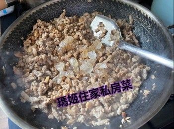 step7: 落埋冬菇炒香👉🏻然之後落紹興酒 炒下👉🏻再落生抽 老抽 炒均勻👉🏻最後先至落冰糖 及水（記得鋪面就足夠）