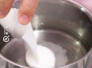 step1: 將糖與180毫升水拌勻，煲滾備用
Boil sugar with room temperature water.