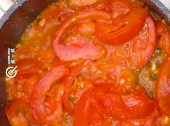 step7: 下番茄煮至開始變蓉
Add tomato and stir fry until mashed.