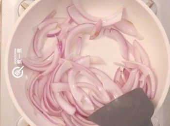 step5: 洋蔥切成條狀，放在鑊裡略炒
Strip onion and stir fry in the pan.