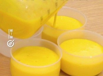 step5: 將布甸漿倒入模具內，放入雪櫃冷藏4小時至凝固
 Put the pudding mixture into the molds and refrigerate for at least 4 hours until it set.