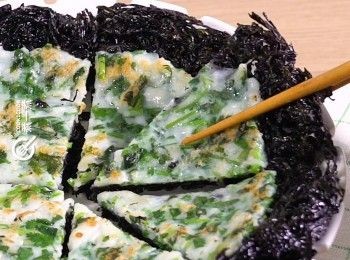 step6: 再將紫菜一邊煎約30秒，完成
Pan fry the seaweed side for 30 seconds. Done.