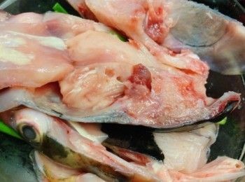 step1: 魚頭(請魚檔代勞斬件)洗淨，印乾水份，加入醃料和半份葱段醃約20分鐘。