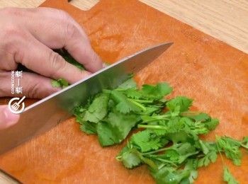 step2: 芫荽切碎
Chop coriander.
