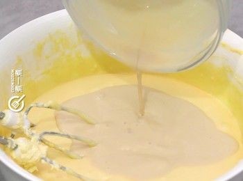 step6: 拌入咖啡淡忌廉
Mix in the coffee and whipping cream mixture.