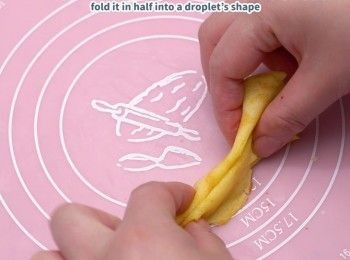 step7: 趁熱摺成長條狀，再往內對摺成水滴狀
Press it into a thin strip while it is hot Then fold it in half into a droplet shape.