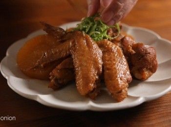 step4: 盛盤後再依照喜好放上蔥絲裝飾就完成了。