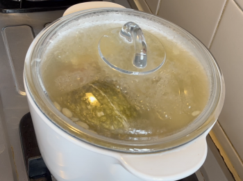 step3: 將所有材料放入湯煲，加水，大火煮沸，轉小火煮1.5小時
