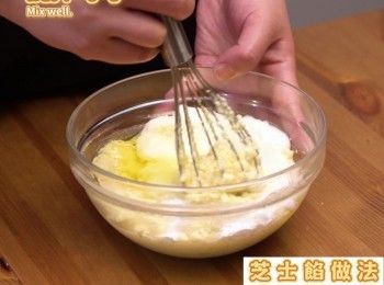 step12: 關火並加入粟粉、乳酪、蛋白，攪拌均勻。
Remove from hot water, then add corn starch, pure yogurt and egg white, mix well.