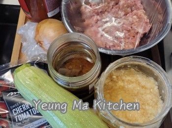 step1: 預備材料，免治豬肉下少許鹽、糖、生抽各水拌勻醃約15分鐘。洋蔥切碎。油漬蕃茄乾切粒。小蕃茄切半。