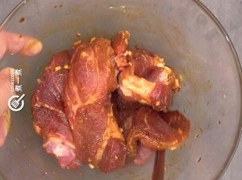 step2: 醃料用的香茅及南薑拍後切碎，連同香茅粉及其他醃料醃豬扒30分鐘
Chop the lemongrass and galangal of marinade, then maridate pork chops with all other marinate for 30 minutes.