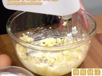 step2: 用電動打蛋器打至牛油變淺色並呈蓬鬆狀
Use an electric mixer to beat till light and fluffy.