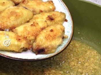 step5: 下<a href="https://bit.ly/3zHU5V3" target="_blank" data-keyword="雞翼" class="guide-link"><strong>雞翼</strong></a> <span style="display:inline-block;vertical-align:middle;margin-top:-3px;color:initial;border-radius:3px;padding:2px 3px;font-size:12px;line-height:14px;background:#87d300;color:#fff;">即買</span> 兜勻
Stir well with the chicken wings.