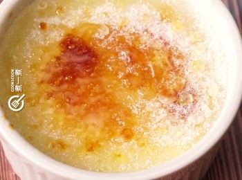 step12: 享用前灑砂糖, 用火槍燒焦即可
Sprinkle sugar on top before serving, and use a blowtorch to caramelize the sugar. Enjoy!