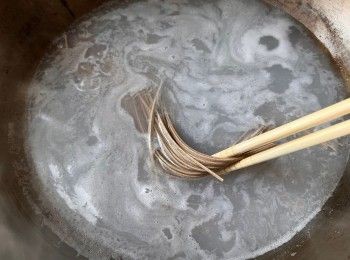 step4: 燒熱一鍋水，下一點無糖豆漿，然後加入乾蕎麥麵，按蕎麥麵包裝註明的時間煮至麵條熟透，取出瀝去水份。