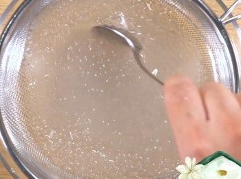 step2: 浸凍水避免結成團
Soak in cold water to avoid sticking together.