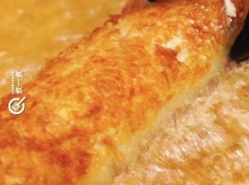 step7: 燒熱油，放入雞卷，中火炸至熟透
Deep dry the chicken roll over medium heat until fully cooked.