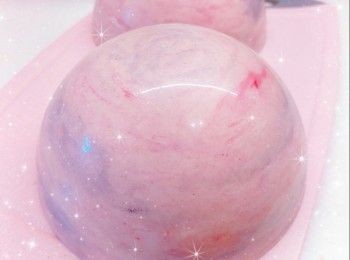 step10: 粉漿倒入蛋糕模具中（8成滿；蛋糕模需塗上油／預先將摺好的牛油紙放入模具），在桌面上敲幾下震出表面較大的氣泡，再用筷子／竹籤在粉漿中劃圈圈，使內部的大氣泡釋出 2. 預熱10分鐘（160°），放下層，先焗25-35分鐘，然後再焗2分鐘（230°；必需調高溫度至上色均勻，否則放涼後，蛋糕表面會濕黏；如蛋糕上色已足夠，可省略此步驟；用手指輕輕按壓蛋糕中央，具有彈性，即可）