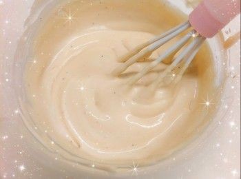 step19: 最後，在慕絲面放滿檸檬茶果凍粒作裝飾，即可