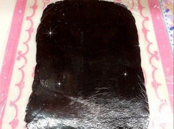 step1: <span class="group_1">撻皮</span>： 1. 將牛油（牛油先放室溫軟化／用微波爐加熱至略為軟化）攪拌成軟滑忌廉狀 2.加入糖攪拌至變白及輕軟 3. 加入蛋攪拌至完全均勻 4. 用篩逐少加入低筋麵粉、高筋麵粉和可可粉（分3次，加到第3次時可用手將粉團搓勻至光滑） 5. 用保鮮紙包住粉團，放進雪櫃冷藏30分鐘 6. 將粉團搓圓，用麵棍壓平粉團（4 mm厚）