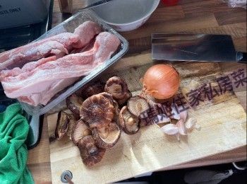 step1: 冬菇預先用暖水浸軟👉🏻揸乾水份👉🏻切粒👉🏻落糖及油撈勻備用